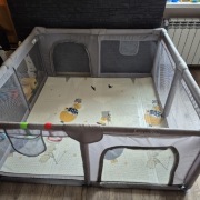 Kojec dziecięcy Harmony 140x140 cm wielokolorowy z uchwytami 