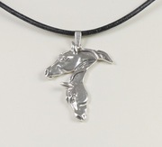 Naszyjnik na czarnym rzemieniu, wisior srebrny dwie końskie głowy