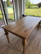 Stoły klasyczne drewniane dębowe na toczonych nogach 