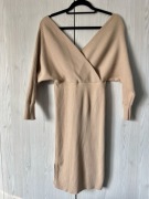 Wiskozowa beżowa prążkowana sukienka z kopertowym dekoltem Cocomore