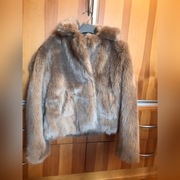 Kurtka ze sztucznego futerka