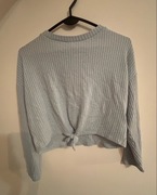 Niebieski sweterek z ozdobnym wiązaniem