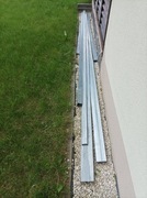 Profile ocynkowane i stół roboczy