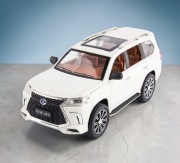 Model 1:24 Lexus LX 570 (Biały)