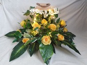 Świecący stroik lampki Led żółte róże lampion latarnia latarenka na grób 