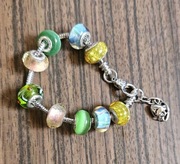 Ładna bransoletka w pudełku charms