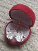 Piękne białe kolczyki listki kremowe kolczyki bigle kolor złoty okazja