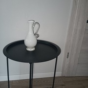 Szklany Wazon Mlecznobiały  z rączką – Elegancka Dekoracja