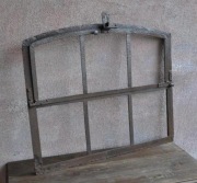 Stare , zabytkowe , łukowe, metalowe okno, loft