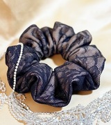 Ręcznie robiona gumka SCRUNCHIE z koronki | Delikatna dla włosów