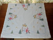 Ręcznie haftowany obrusik 82x78