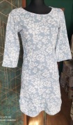 Elegancka Błękitna sukienka w kwiaty S/M rękaw 3/4