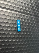 płytka LEGO Tile 1x4 z trzema białymi gwiazdami (numer części 2431 / 81608)