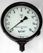 Manometr mechaniczny, duży, o średnicy 16 cm, produkcja NRD