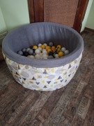 Basen dziecięcy z kulkami.