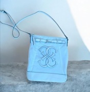 Markowa biała torebka firmy Guess biała na ramię lub listonoszka