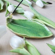 Ceramiczna podstawka na kadzidło zielony liść