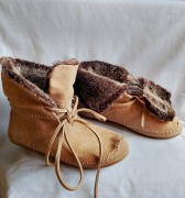 Beżowe buty welurowe