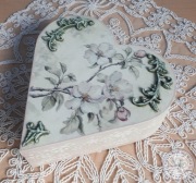 Ręcznie zdobiona szkatułka na biżuterię, w kształcie serca