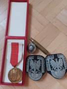 Kolekcja PRL militaria medal za zasługi 2 orły haftowane LWP guzik łuska