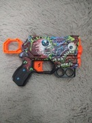 Zuru X-Shot Skins Menace o wzorze "Game Over". +12 strzałek