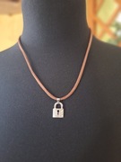Naszyjnik rzemyk brąz/zawieszka kłódka kryształki