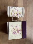 Kubek z chińskiej porcelany. Kwiatowy motyw, ozdobne opakowanie