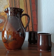 Dzban ceramiczny ręcznie zdobiony+ 2 pucharki. Wys. 20 cm. PRL. 