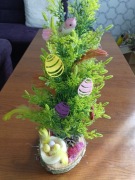 Sztuczny cyprysik ozdobiony świątecznie. Prezent.