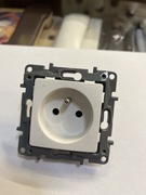 Legrand gniazdo z uziemieniem 