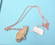 Kot w żywicy złoty naszyjnik – zawieszka kotek, biżuteria z muszlami