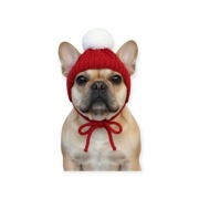 Ręcznie robiona czerwona czapeczka z pomponem dla małego psa lub kota