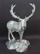 Jeleń low poly na skale 20 cm PETG srebrny chrom