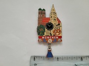 Magnes na lodówkę - 117g. MONACHIUM Metalowy z przywieszką