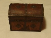 Drewniany kuferek vintage z mosiężnymi okuciami – symbol ochrony