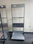 Stelaż wystawienniczy do zawieszenia urządzeń