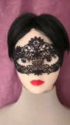Czarna koronkowa maska karnawałowa, wiązana na tasiemki