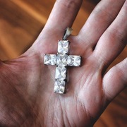 Duży krzyżyk srebrny z cyrkonami – 3x4 cm