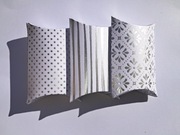 Pudełko typu poduszka 3 szt. 106x67x25mm białe ze srebrnym dekorem 250 g/m2