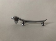 metalowy jamnik pies figurka koziołki pod sztućce podstawka gadżet srebrny