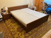 Łóżko z materacami i stoliczkami