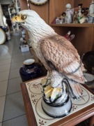 Figura orła na skale