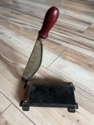 Stara gilotyna do zdjęć ząbkowana