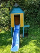 Domek ze zjeżdżalnią dla dzieci 