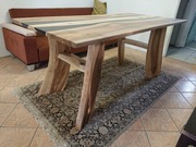 Piękny stół z orzecha włoskiego, żywica epoksydowa