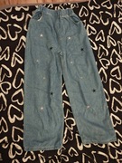 szerokie jeansy z haftowanymi gwiazdkami.  Rozmiar 150