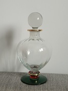 Piękna karafka na zielonej stopie