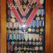 Gablota z medalami, orderami, odznaczeniami ponad 50 szt, PRL od 1 osoby