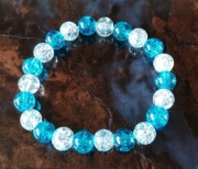 bransoletka crackle na gumce niebiesko-biała 8mm