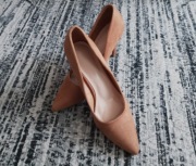 Szpilki karmelowe zamszowe DeeZee Deichmann rozm. 39